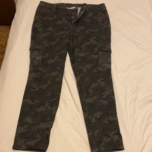 NWOT Dex Plus SZ18 mid rise Camo Cargo Jeans
